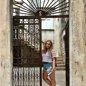 Meet your Posher, Emily